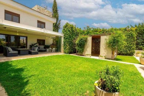 6 bedrooms House in Aradippou, Cyprus No. 76786 3