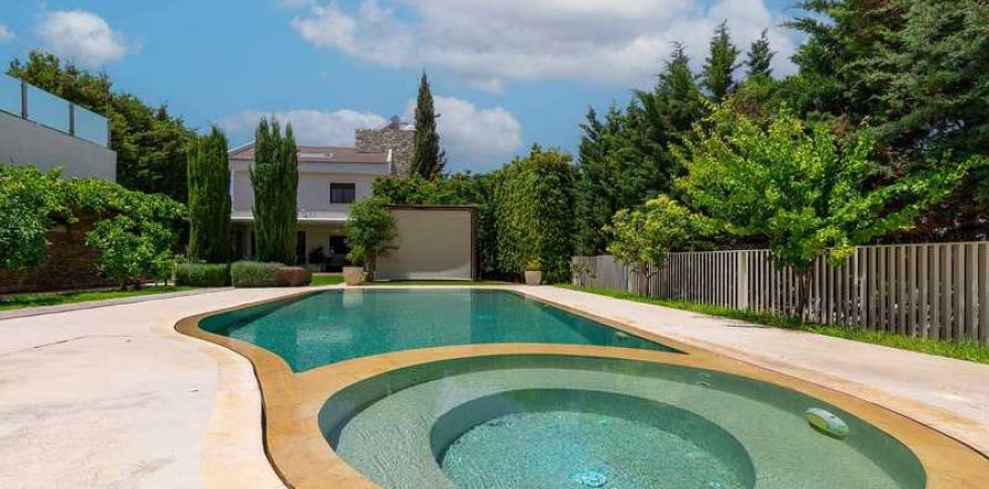 6 bedrooms House in Aradippou, Cyprus No. 76786