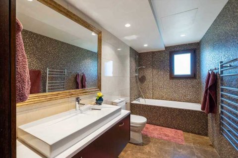 6 bedrooms House in Aradippou, Cyprus No. 76786 15