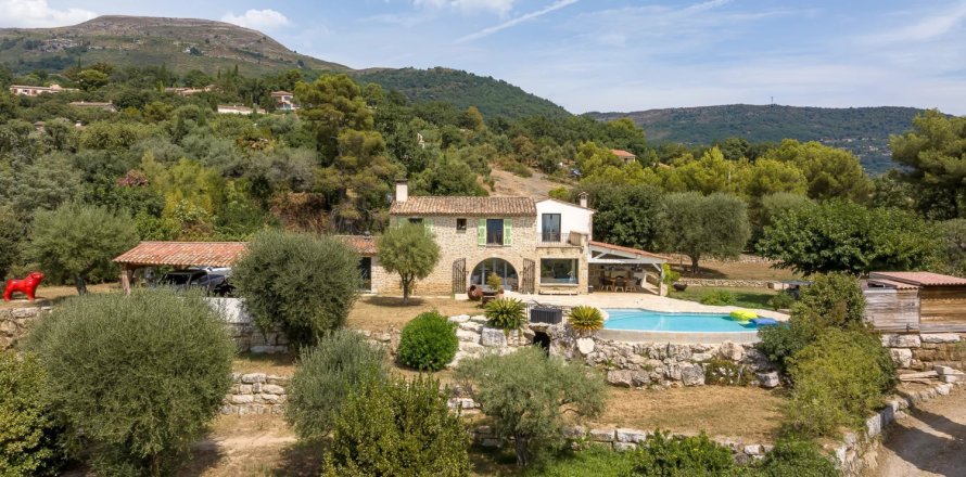 5 bedrooms Villa in Tourrettes-sur-Loup, France No. 68728