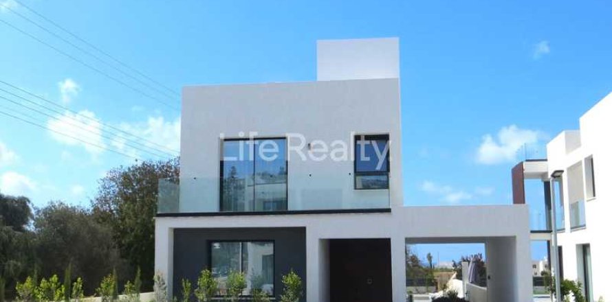 4 bedrooms House in Chloraka, Cyprus No. 71881
