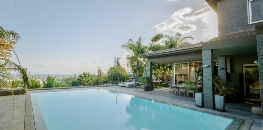 5 bedrooms Villa in Agios Athanasios, Cyprus No. 80814