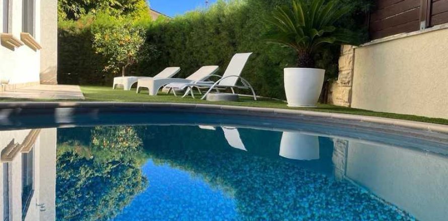 Дом с 4 спальнями в Агиос Тихонас, Кипр №101257