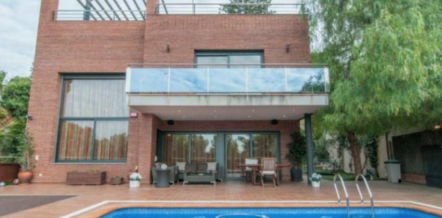 4 bedrooms House in Castelldefels, Spain No. 25428