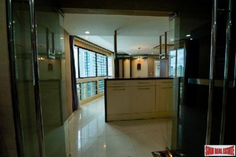 3 bedrooms Apartment in Bangkok, Thailand No. 98132 3