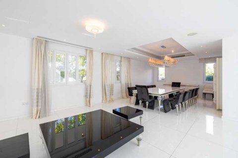 5 bedrooms Villa in Pyrgos, Cyprus No. 72793 5