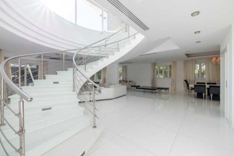 5 bedrooms Villa in Pyrgos, Cyprus No. 72793 3