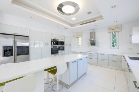 5 bedrooms Villa in Pyrgos, Cyprus No. 72793 9