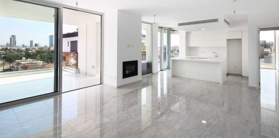 Квартира с 3 спальнями в Лимассол, Кипр №32240