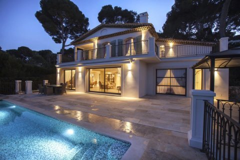5 bedrooms Villa in Antibes, France No. 79626 1