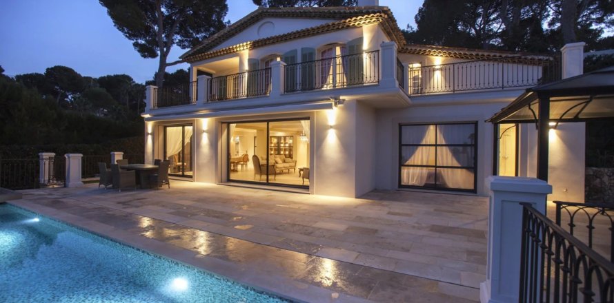 5 bedrooms Villa in Antibes, France No. 79626
