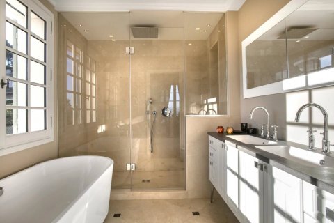 5 bedrooms Villa in Antibes, France No. 79626 6