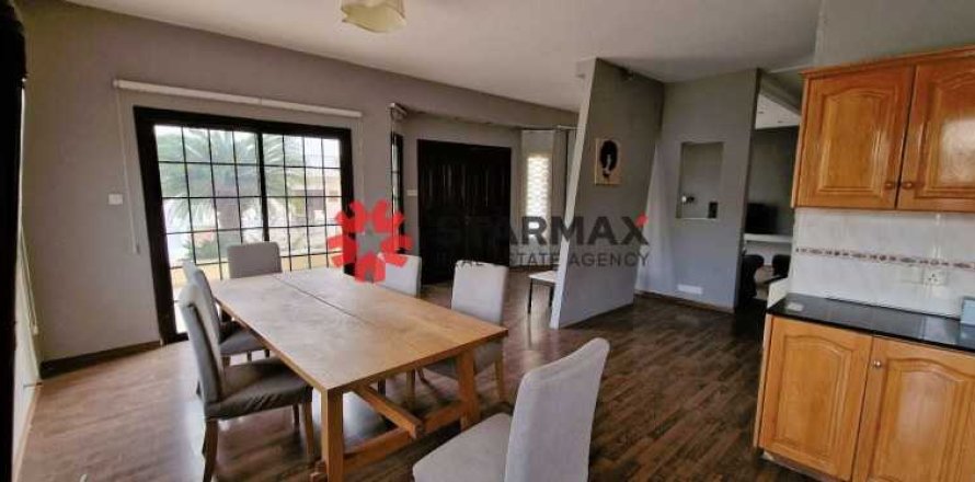 5 bedrooms House in Aradippou, Cyprus No. 82737