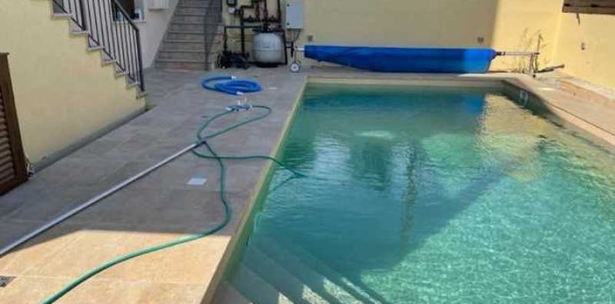 Вилла с 5 спальнями в Лимассол, Кипр №29671