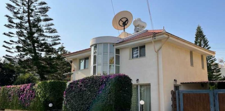 4 bedrooms House in Agios Athanasios, Cyprus No. 31085