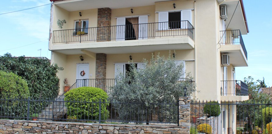 8 bedrooms House in Larissa, Greece No. 108068