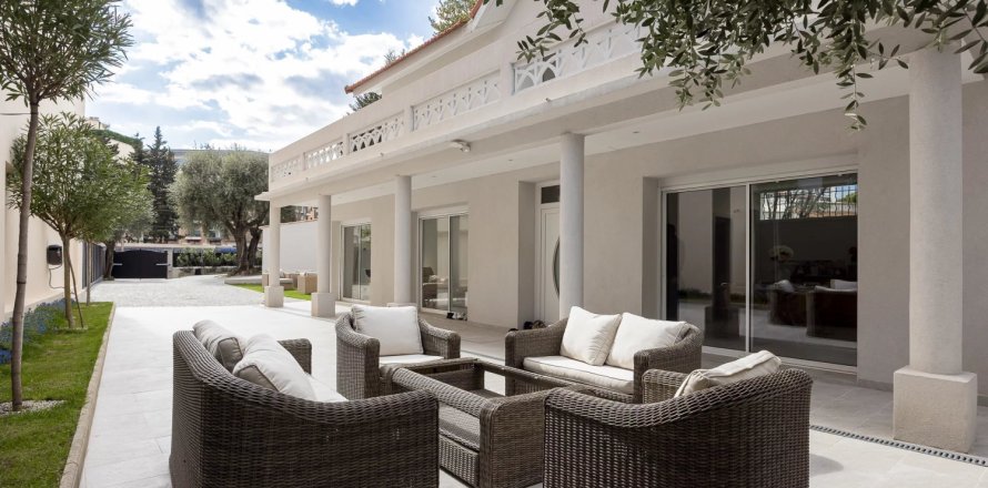 3 bedrooms House in Cannes, France No. 100269