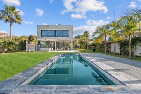 5 bedrooms Villa in Antibes, France No. 77063 1