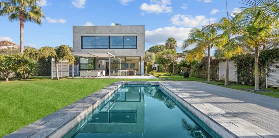 5 bedrooms Villa in Antibes, France No. 77063