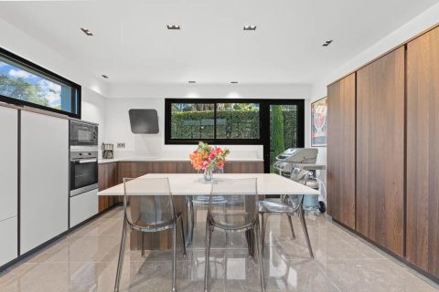 5 bedrooms Villa in Antibes, France No. 77063 9