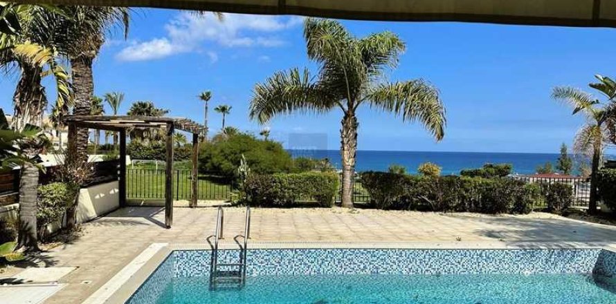 4 bedrooms House in Paralimni, Cyprus No. 80766