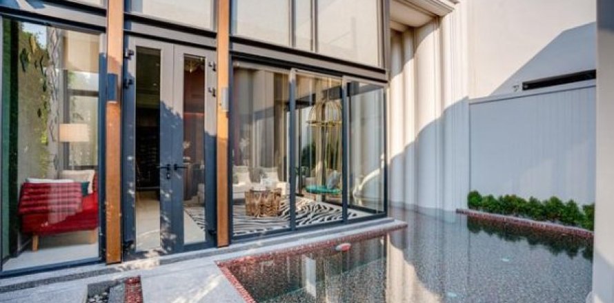 4 bedrooms Villa in Pattaya, Thailand No. 96593