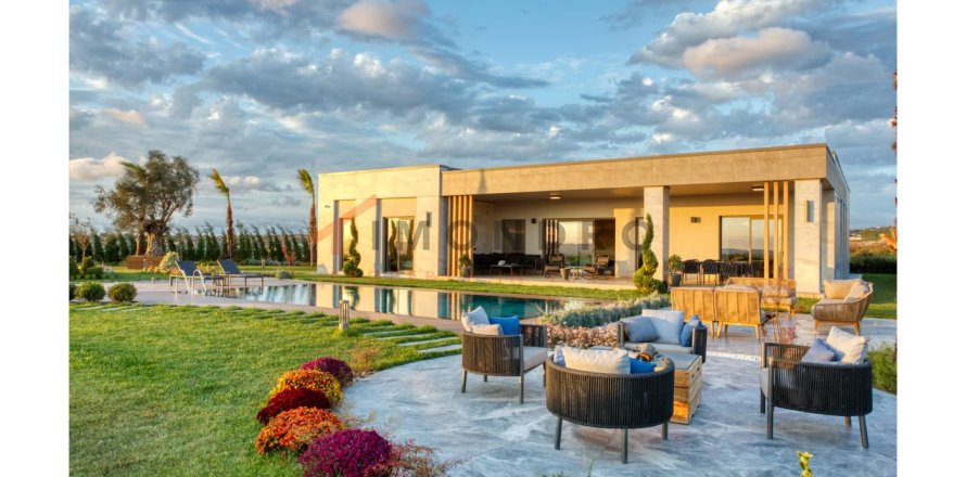 5 bedrooms Villa in Bueyuekcekmece, Turkey No. 80392