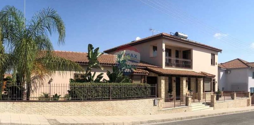 4 bedrooms House in Episkopi, Cyprus No. 83236