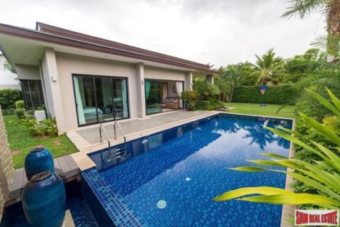 3 bedrooms Villa in Phuket, Thailand No. 97113 1