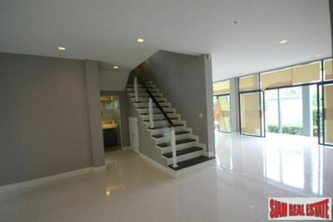 4 bedrooms Villa in Bangkok, Thailand No. 95736 6
