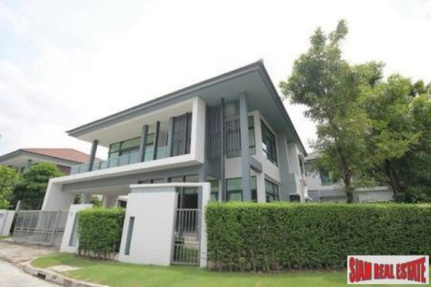 4 bedrooms Villa in Bangkok, Thailand No. 95736 1