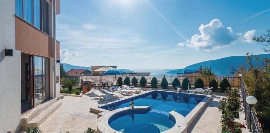 6 bedrooms Commercial property in Herceg Novi, Montenegro No. 104829