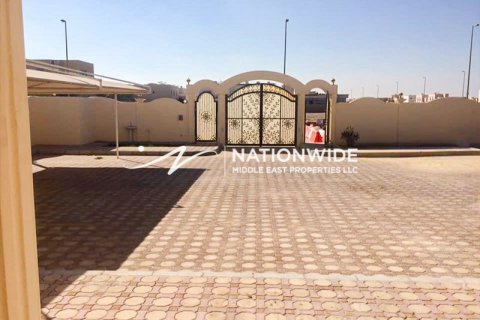 6 dormitorios Villa en Abu Dhabi, UAE No. 113235