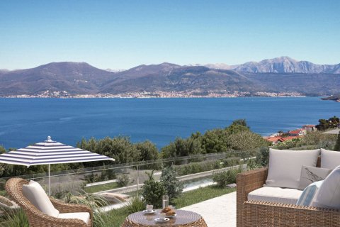 2 bedrooms Apartment in Krashichi, Montenegro No. 104690 1