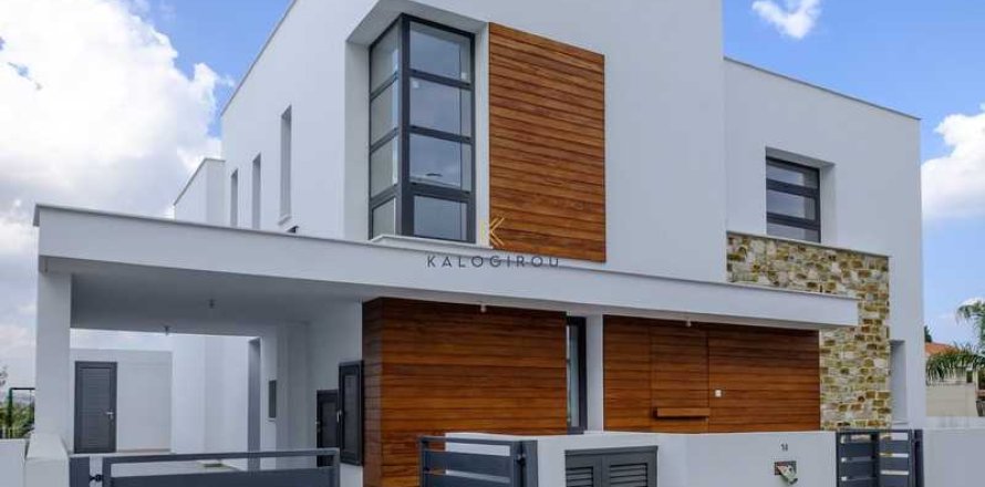 5 bedrooms House in Larnaca, Cyprus No. 75972