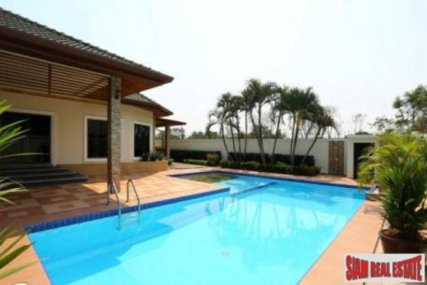 4 bedrooms Villa in Chonburi, Thailand No. 96496 2