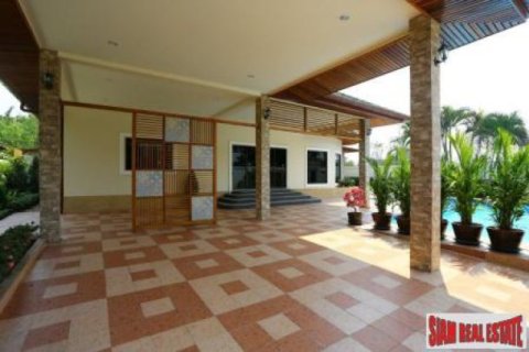 4 bedrooms Villa in Chonburi, Thailand No. 96496 3