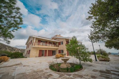 6 bedrooms House in Agios Athanasios, Cyprus No. 30625 7