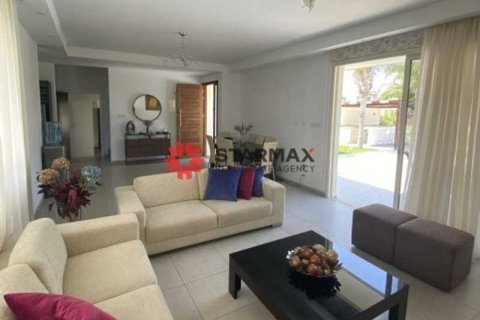 3 bedrooms House in Pervolia, Cyprus No. 82744 16