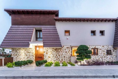 Дом с 4 спальнями в Ларнака, Кипр №72193 1