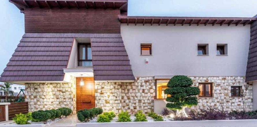 Дом с 4 спальнями в Ларнака, Кипр №72193