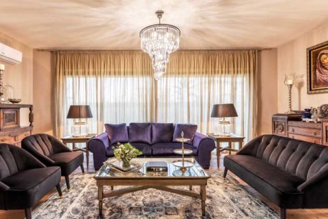 Дом с 4 спальнями в Ларнака, Кипр №72193 4