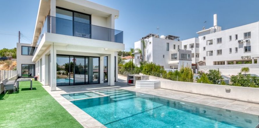 4 bedrooms Villa in Aradippou, Cyprus No. 36876