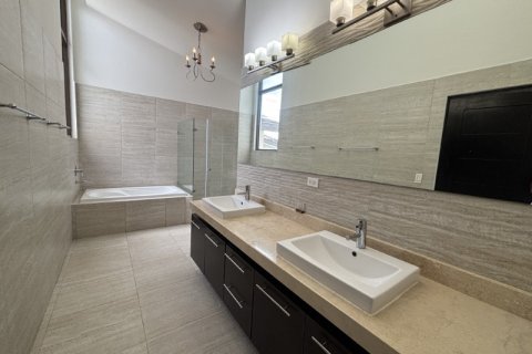 4 bedrooms House in Veracruz, Panama No. 109738 5