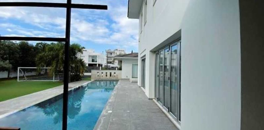 Вилла с 3 спальнями в Ларнака, Кипр №83555