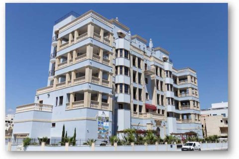 3 dormitorios Apartment en Germasogeia, Cyprus No. 43676 3