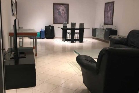 3 bedrooms Apartment in Agios Tychonas, Cyprus No. 34429 1