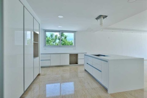 5 bedrooms Villa in Germasogeia, Cyprus No. 77984 3