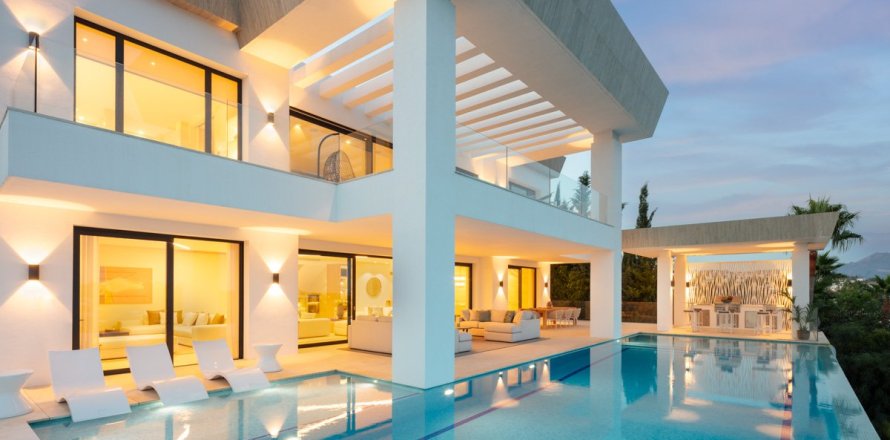 7 bedrooms Villa in Benahavis, Spain No. 112340