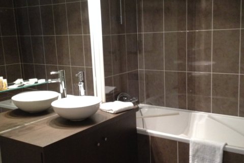 90m² Apartment in Paris, France No. 69495 3